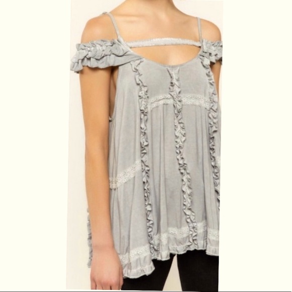 LAST ONE • POL DOVE GRAY RUFFLE COLD SHOULDER TOP - Picture 3 of 6